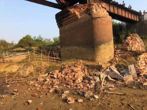 အင်းတော်မြို့နယ်၊ မန္တလေး - မြစ်ကြီးနား ရထားလမ်းပေါ်ရှိ မဲဇာ သဲချောင်းတံတား ပျက်စီး၊ ဒေသခံတစ်ဦးက ဗုံးခွဲခံရသည်ဟု သူ၏လူမှုကွန်ရက်ပေါ်တွင် ရေးသားထား