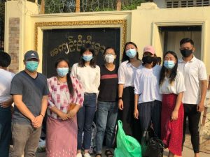 ရန်ကုန်ရောက်ကချင်လူငယ်များ အင်းစိန်ထောင်ရှေ့တွင် အခြေခံလိုအပ်ချက်အသုံးအဆောင်အချို့မျှဝေ