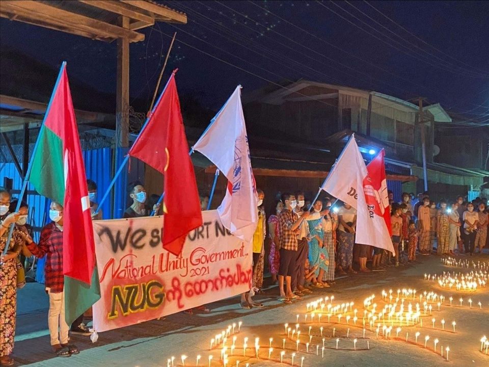ဖားကန့်မြို့နယ် ဆိုင်းတောင်ကျေးရွာတွင် စစ်အာဏာရှင်စနစ်ဆန့်ကျင်ရေး ညသပိတ်ကို သံပံုးတီး၍ရွာထဲ လှည့်လည် ဆန္ဒပြခဲ့ကြ