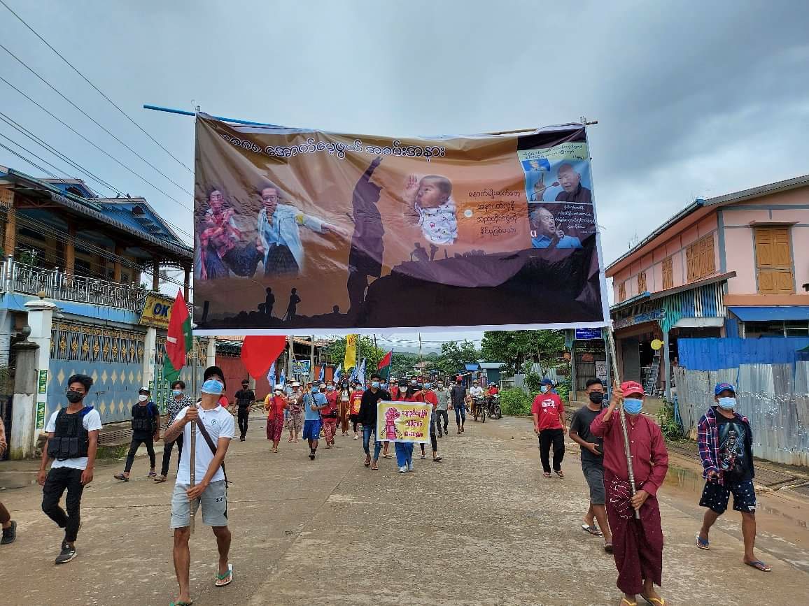 ဖားကန့်မြို့နယ်၊ ဆိပ်မူ(ဆိုင်းတောင်)ကျေးရွာအတွင်း ၈၈၈၈ အရေးတော်ပုံ လမ်း​လျှောက်သပိတ်